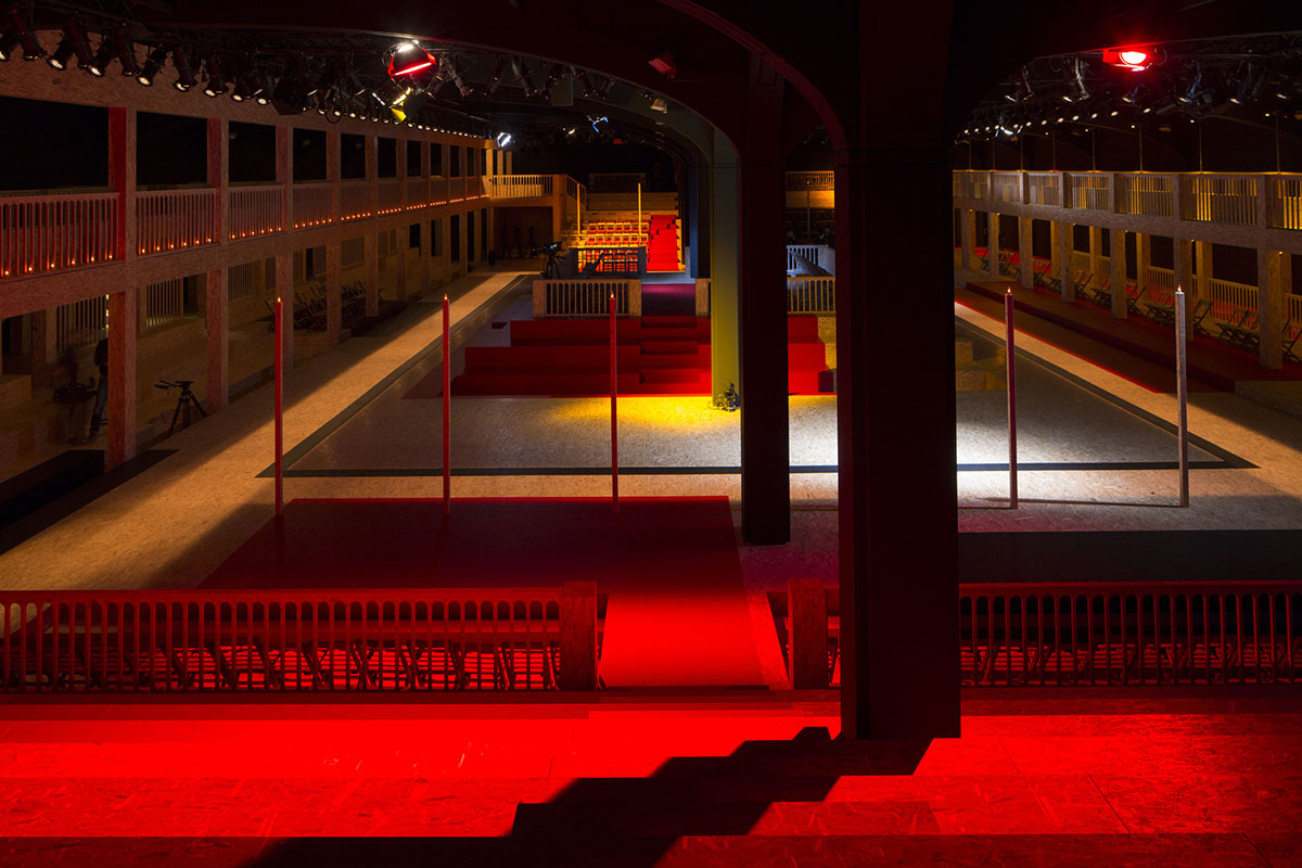 AMO blurres the lines between the audience and actor for 2016 FW Prada Men’s and Women’s Show