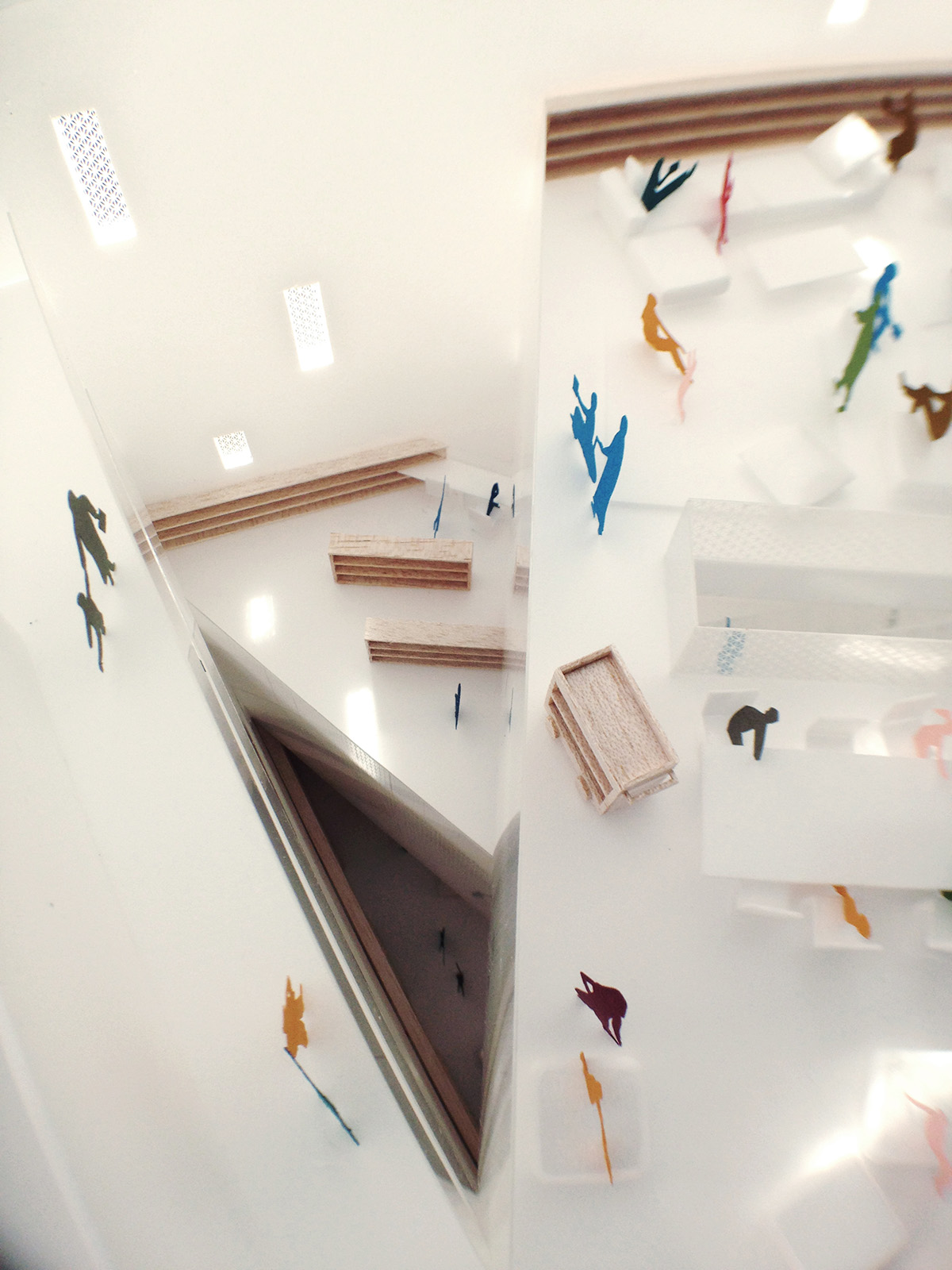 Bee Breeders announces the winners of ’’Casablanca Bombing Rooms’’ competition