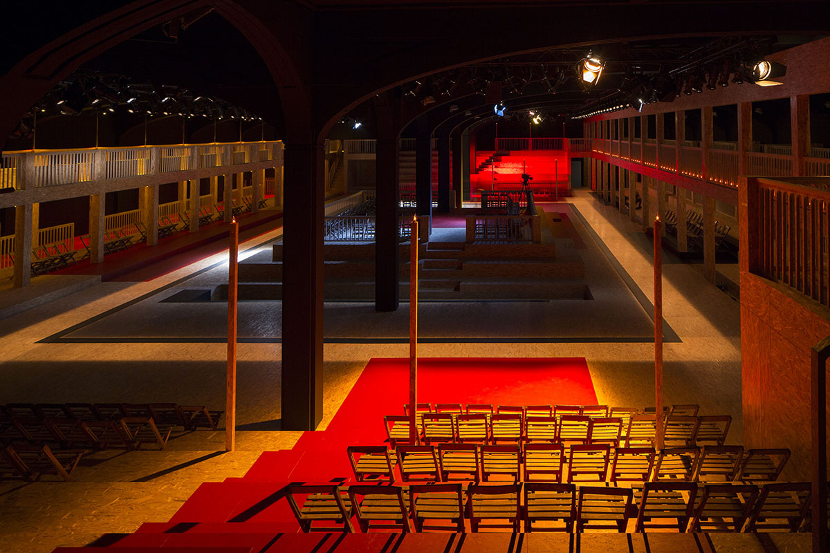 AMO blurres the lines between the audience and actor for 2016 FW Prada Men’s and Women’s Show