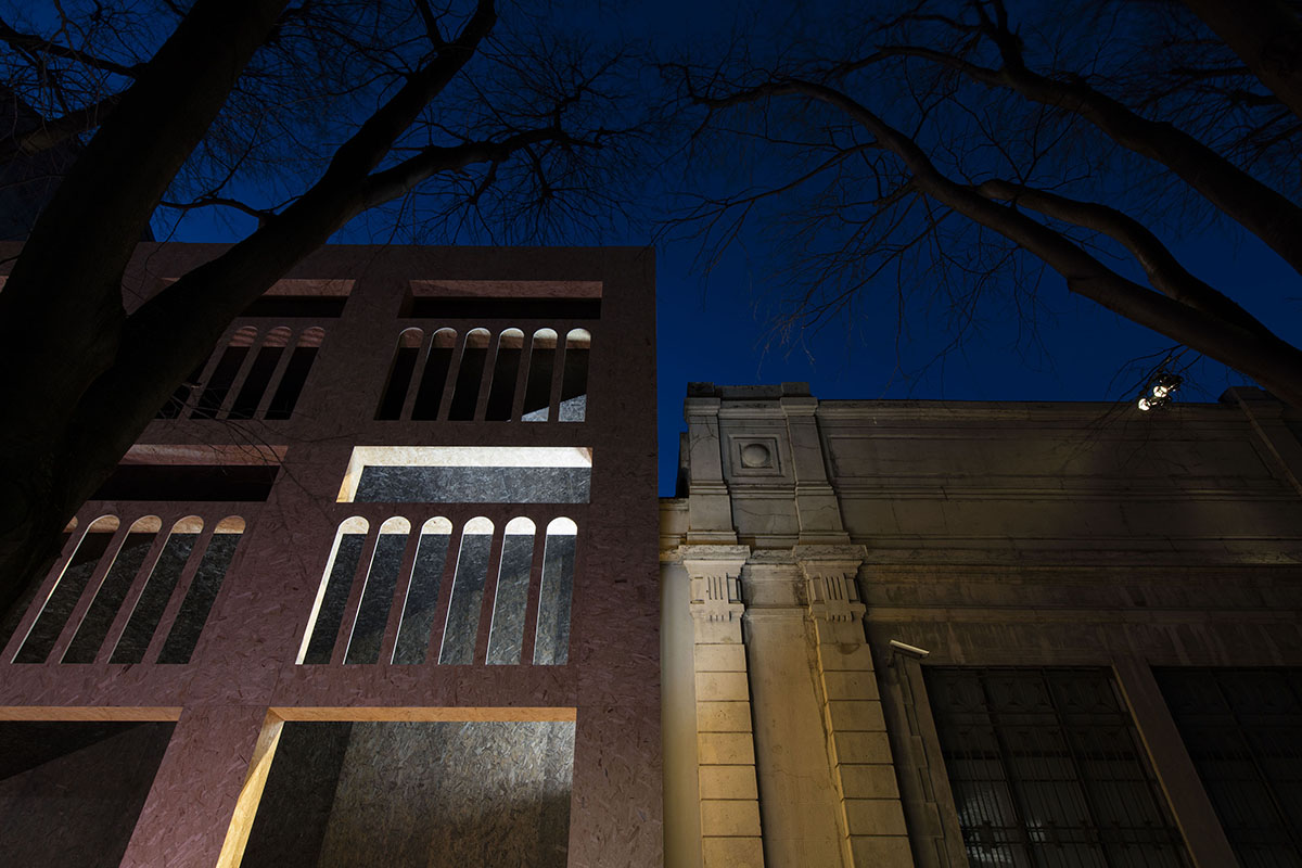 AMO blurres the lines between the audience and actor for 2016 FW Prada Men’s and Women’s Show