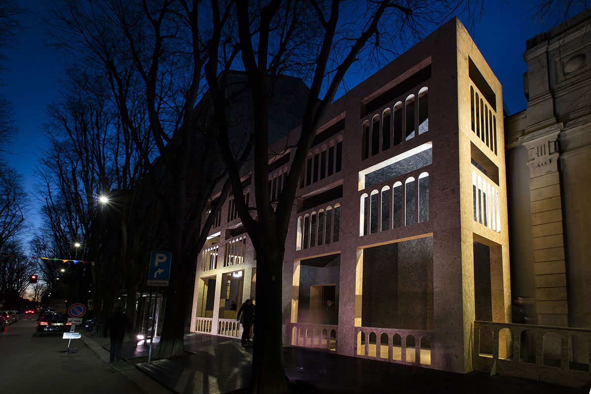 AMO blurres the lines between the audience and actor for 2016 FW Prada Men’s and Women’s Show