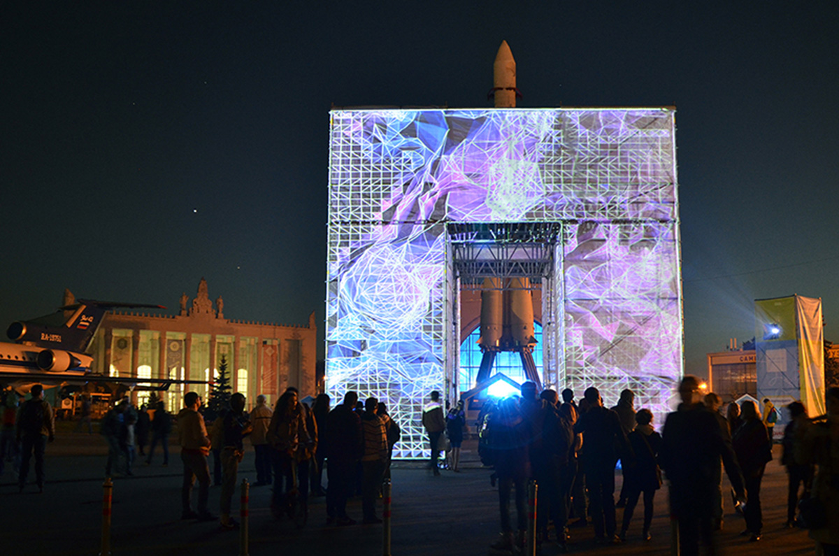 Unstable installs a temporary pavilion ’P-Cube’ at the center of VDNKh Park in Moscow