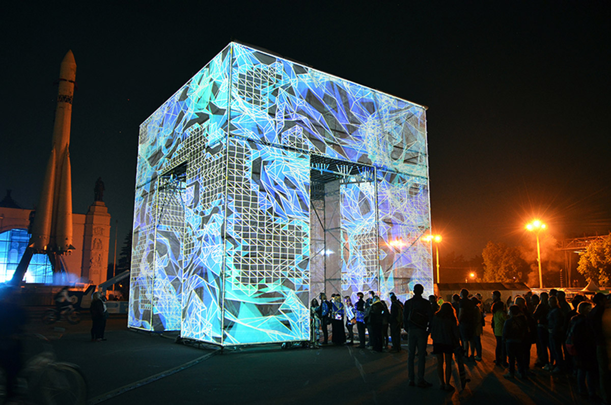 Unstable installs a temporary pavilion ’P-Cube’ at the center of VDNKh Park in Moscow