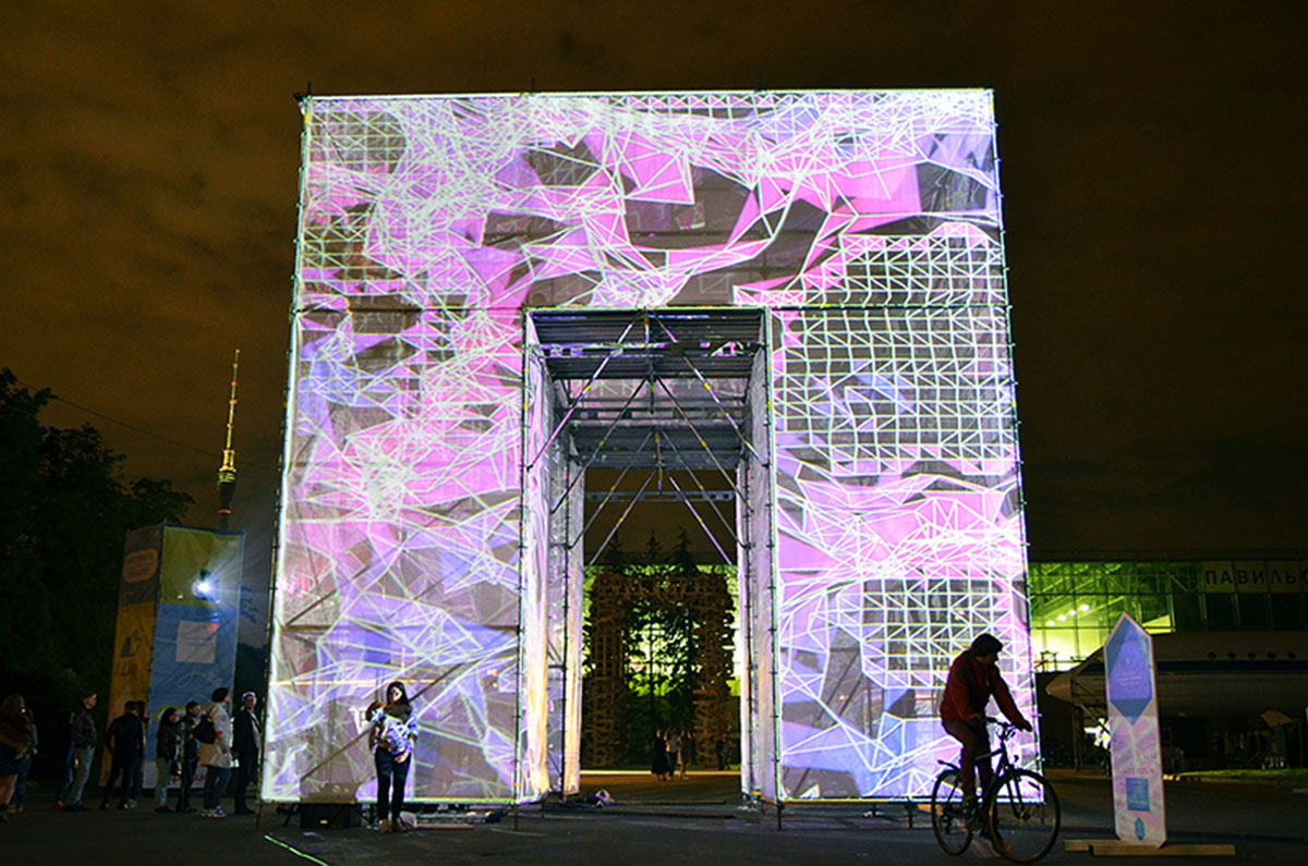 Unstable installs a temporary pavilion ’P-Cube’ at the center of VDNKh Park in Moscow