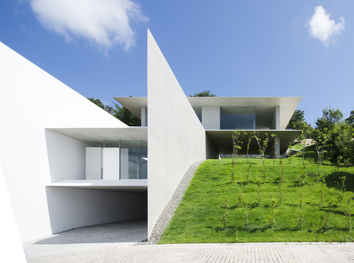 Ya-House creates vertical walls through sectional cuts of the material of concrete in  Hyogo