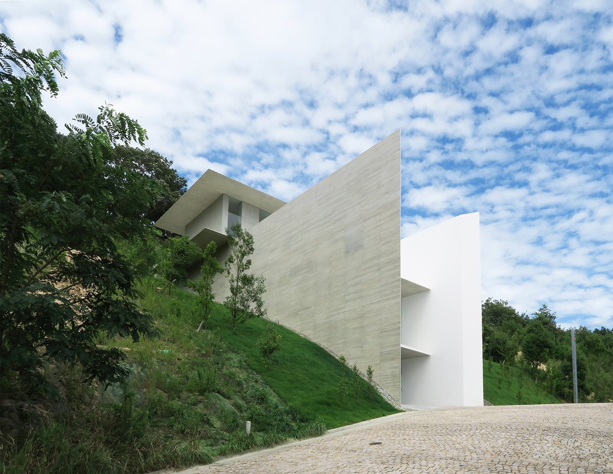 Ya-House creates vertical walls through sectional cuts of the material of concrete in  Hyogo