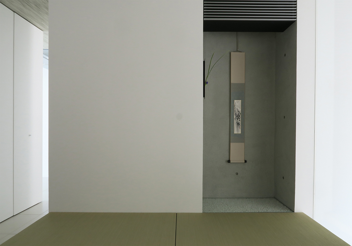 Ya-House creates vertical walls through sectional cuts of the material of concrete in  Hyogo