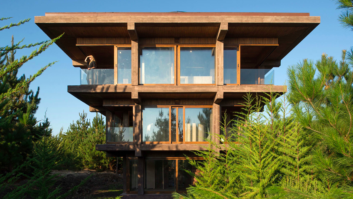 Chilean house comprises concentric and non-directional structure wrapped by four rigid frames