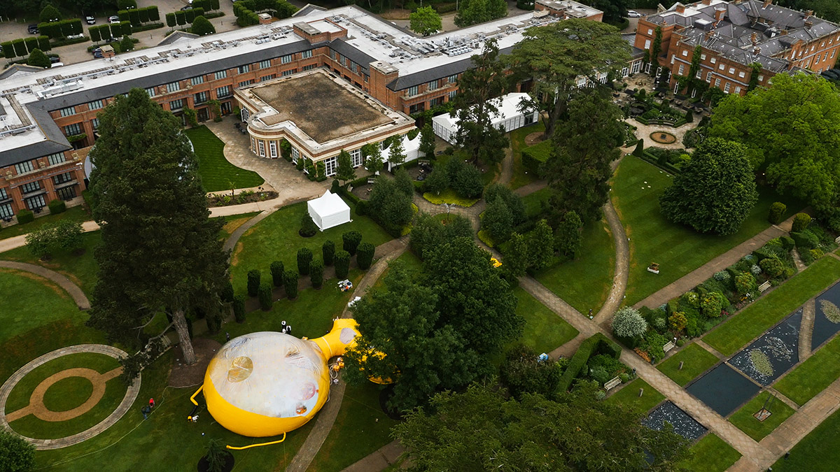DOSIS installs an pneumatic architectural bubble for event spaces in London’s east park