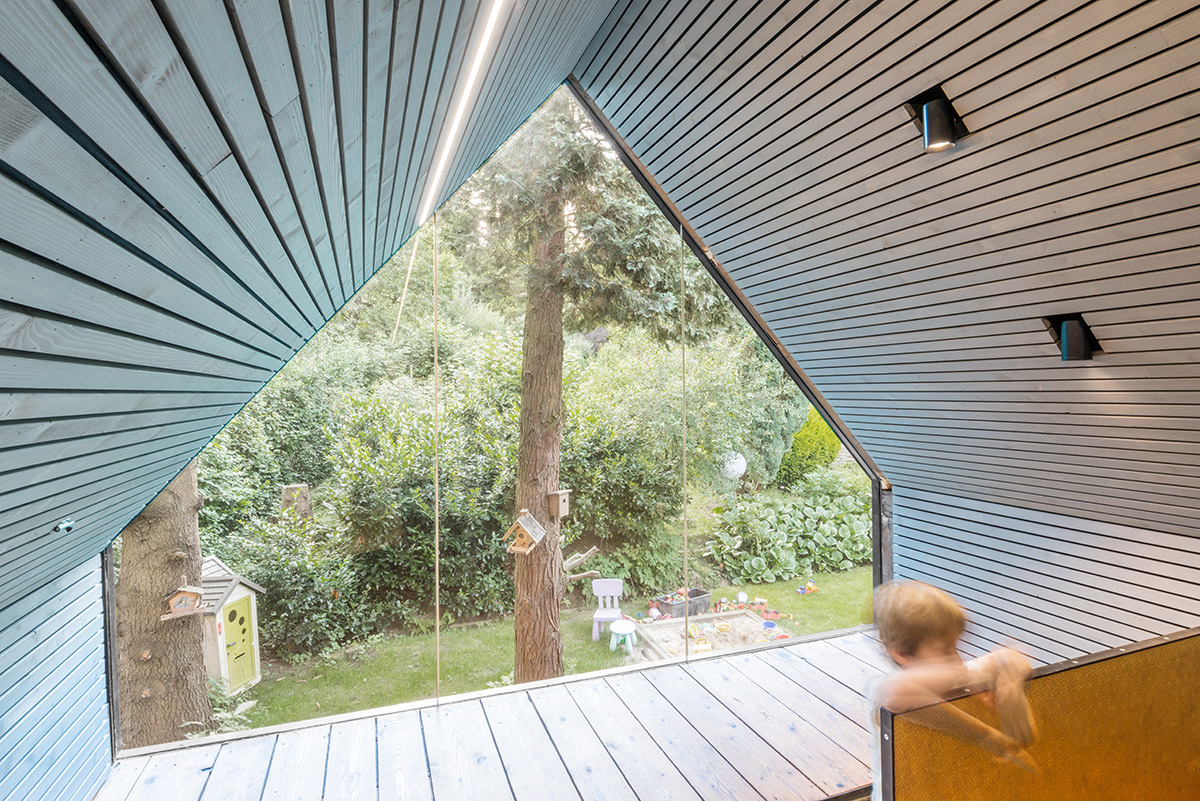 Sue Architekten converts roof space of an outbuilding into a writer&rsquo;s workshop in Austria