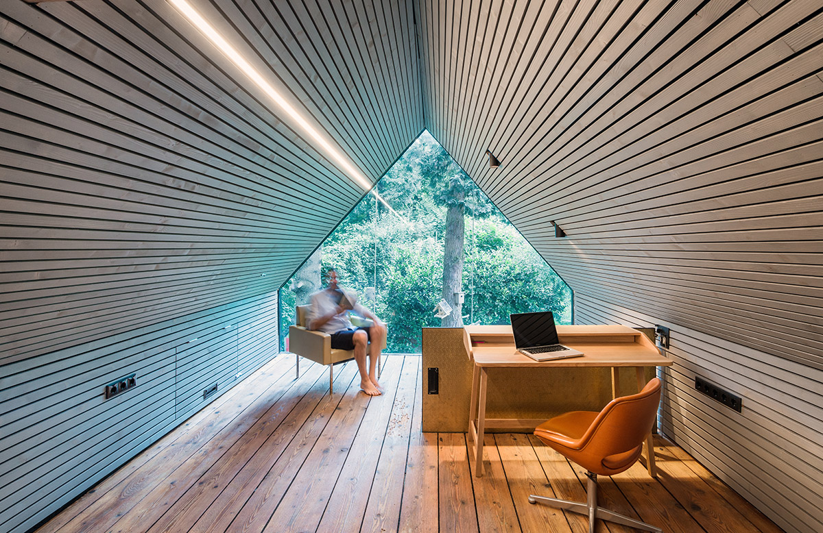 Sue Architekten converts roof space of an outbuilding into a writer&rsquo;s workshop in Austria