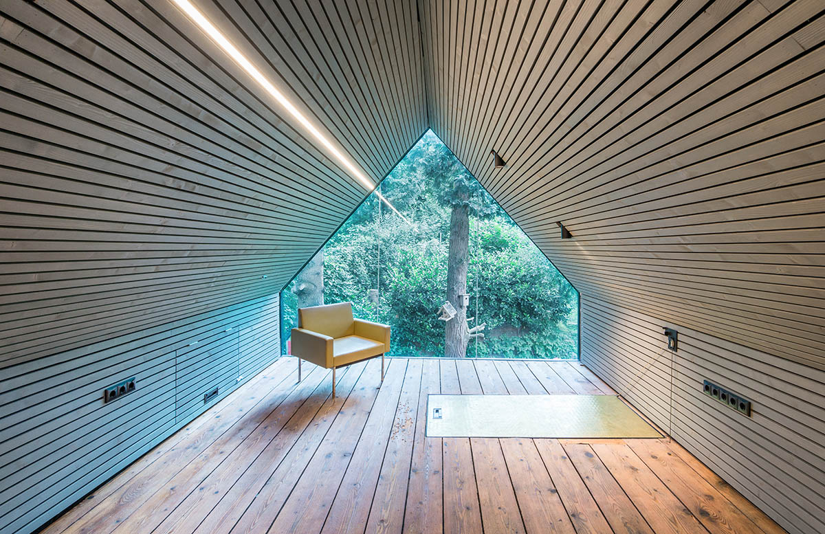 Sue Architekten converts roof space of an outbuilding into a writer&rsquo;s workshop in Austria