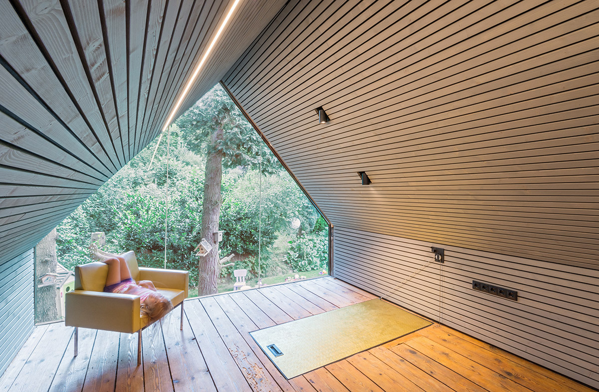 Sue Architekten converts roof space of an outbuilding into a writer&rsquo;s workshop in Austria