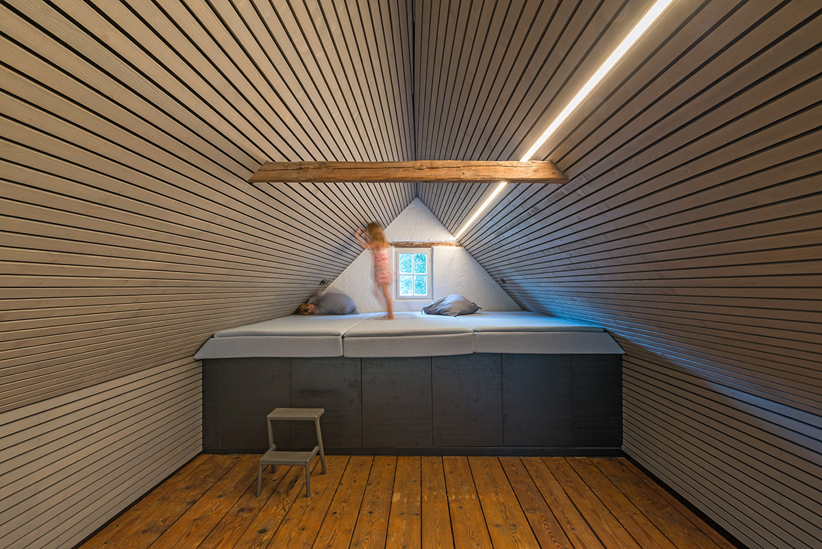 Sue Architekten converts roof space of an outbuilding into a writer&rsquo;s workshop in Austria