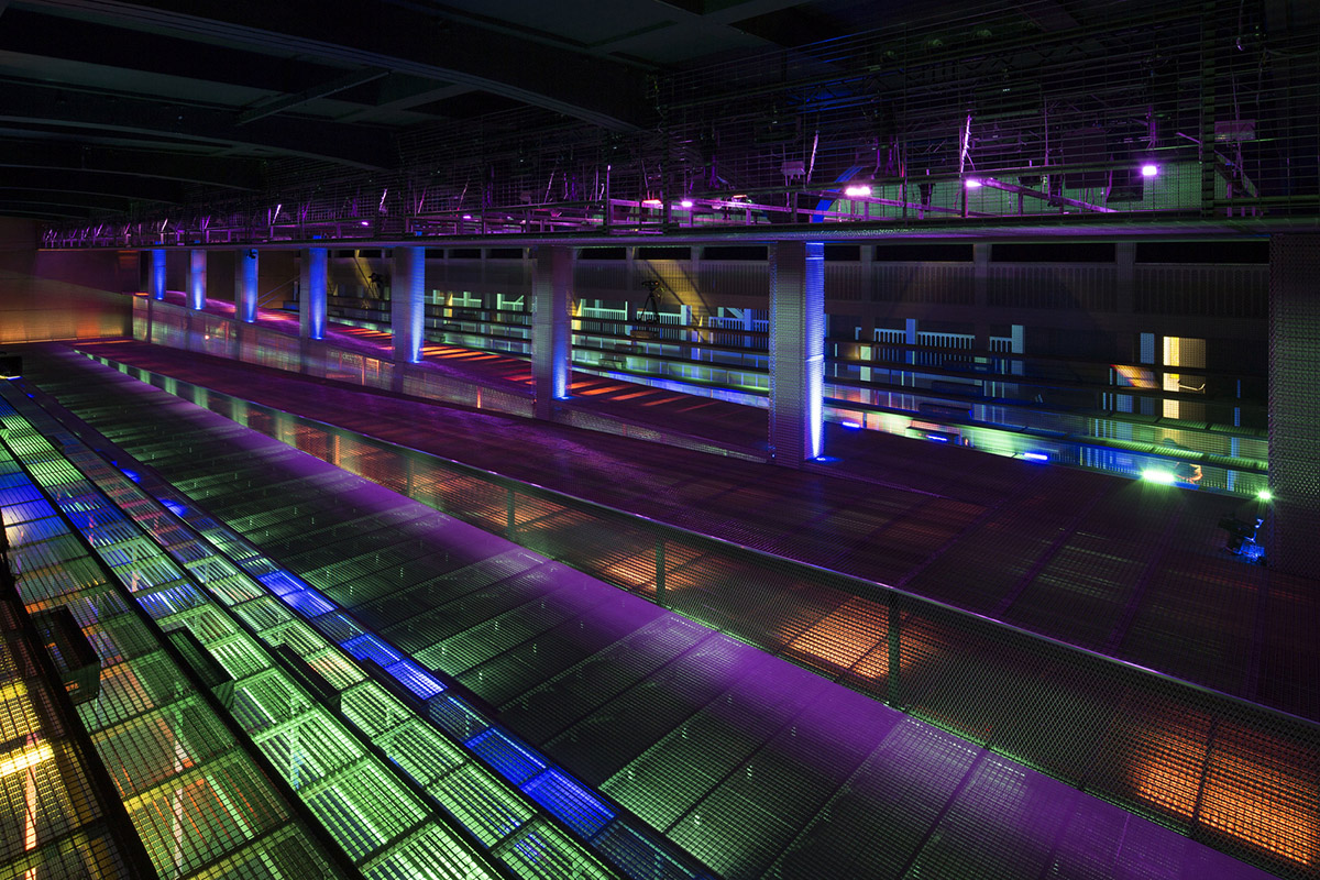 AMO sets linear metallic-coloured ramp for 2017 SS Prada Men&rsquo;s and Women&rsquo;s Show