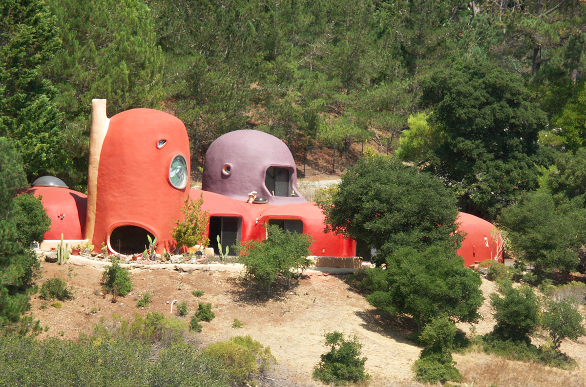 The Iconic Flintstone House’s price goes down $585,000 on the market, still searching its own buyer