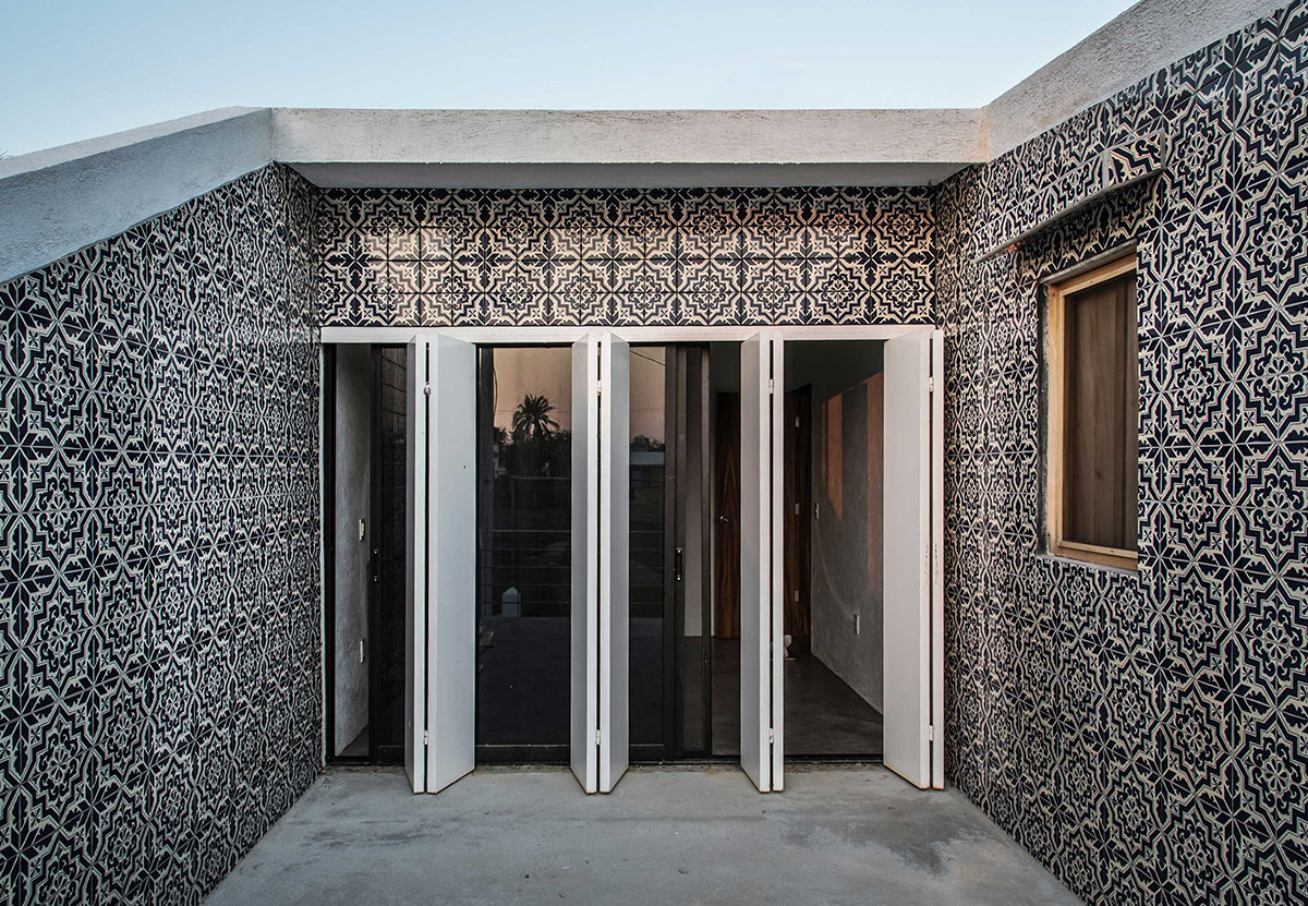 Mexico&rsquo;s 1960s house is covered by handmade tiles by Peter Pichler Architecture