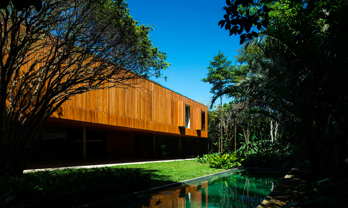 A 25,50 metre-long ramp creates smooth transition between rooms in the Studio MK27’s Ramp House