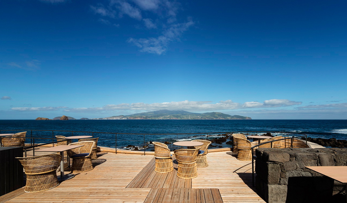 A Cella Bar organically attached to the existing building designed by FCC Arquitectura+Paulo Lobo