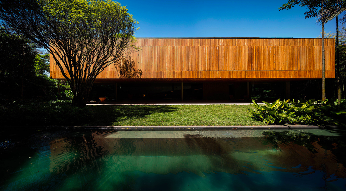 A 25,50 metre-long ramp creates smooth transition between rooms in the Studio MK27’s Ramp House