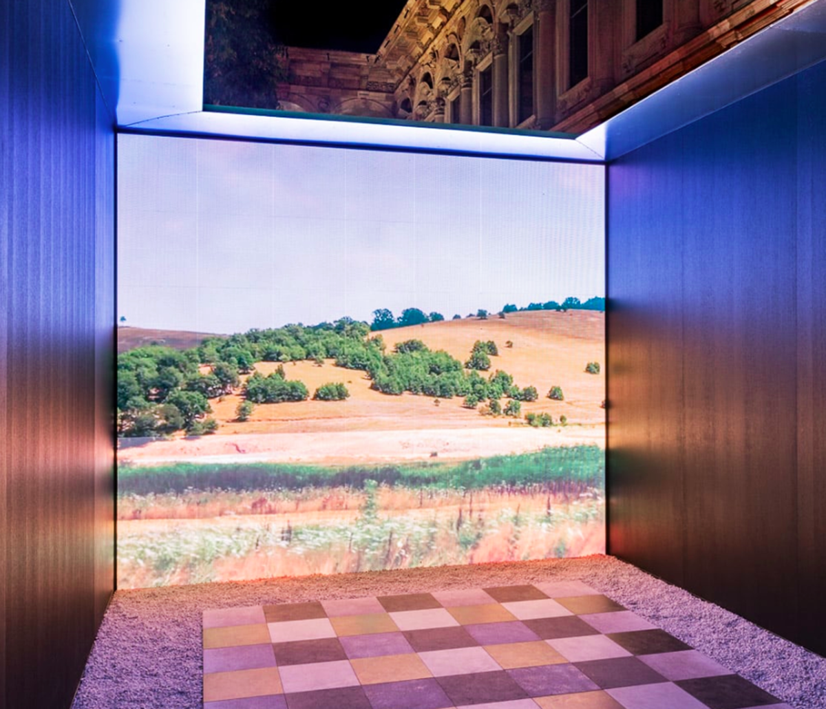 Parisotto+Formenton’s fully mirrored pavilion inspired by an emblematic scene of La Notte film