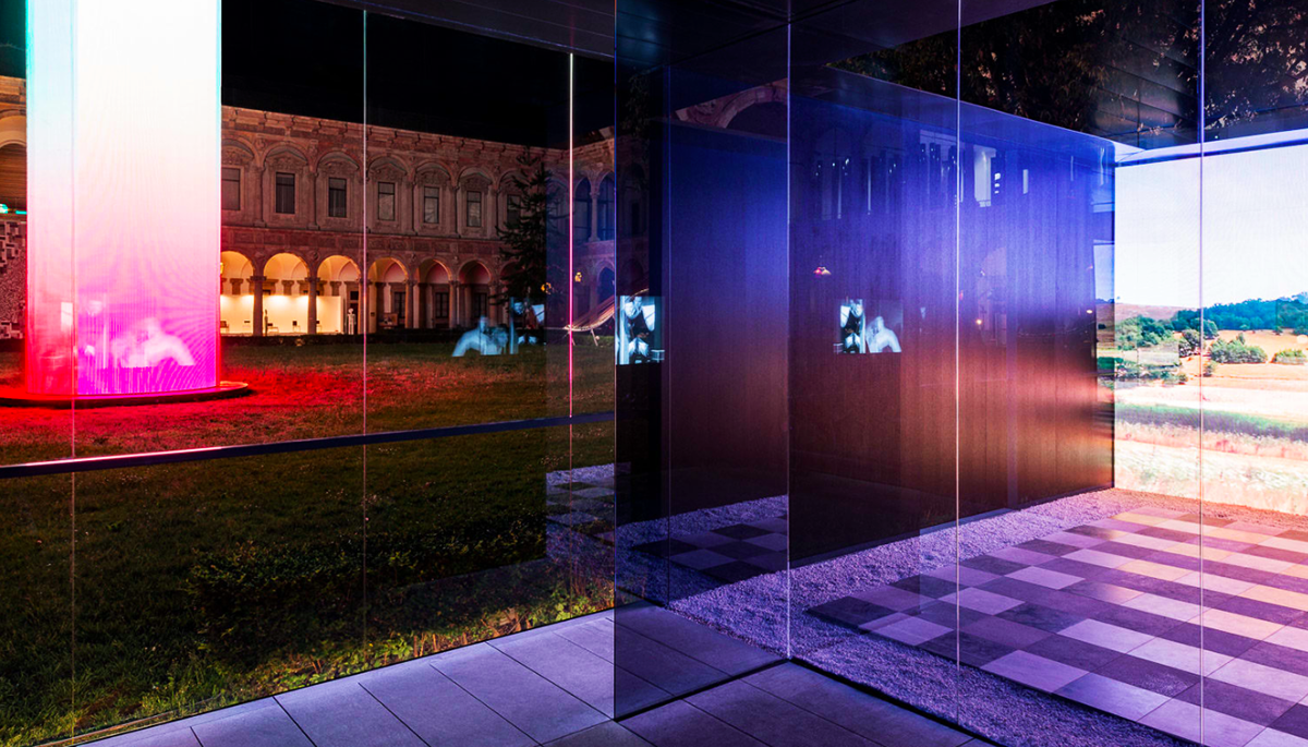 Parisotto+Formenton’s fully mirrored pavilion inspired by an emblematic scene of La Notte film
