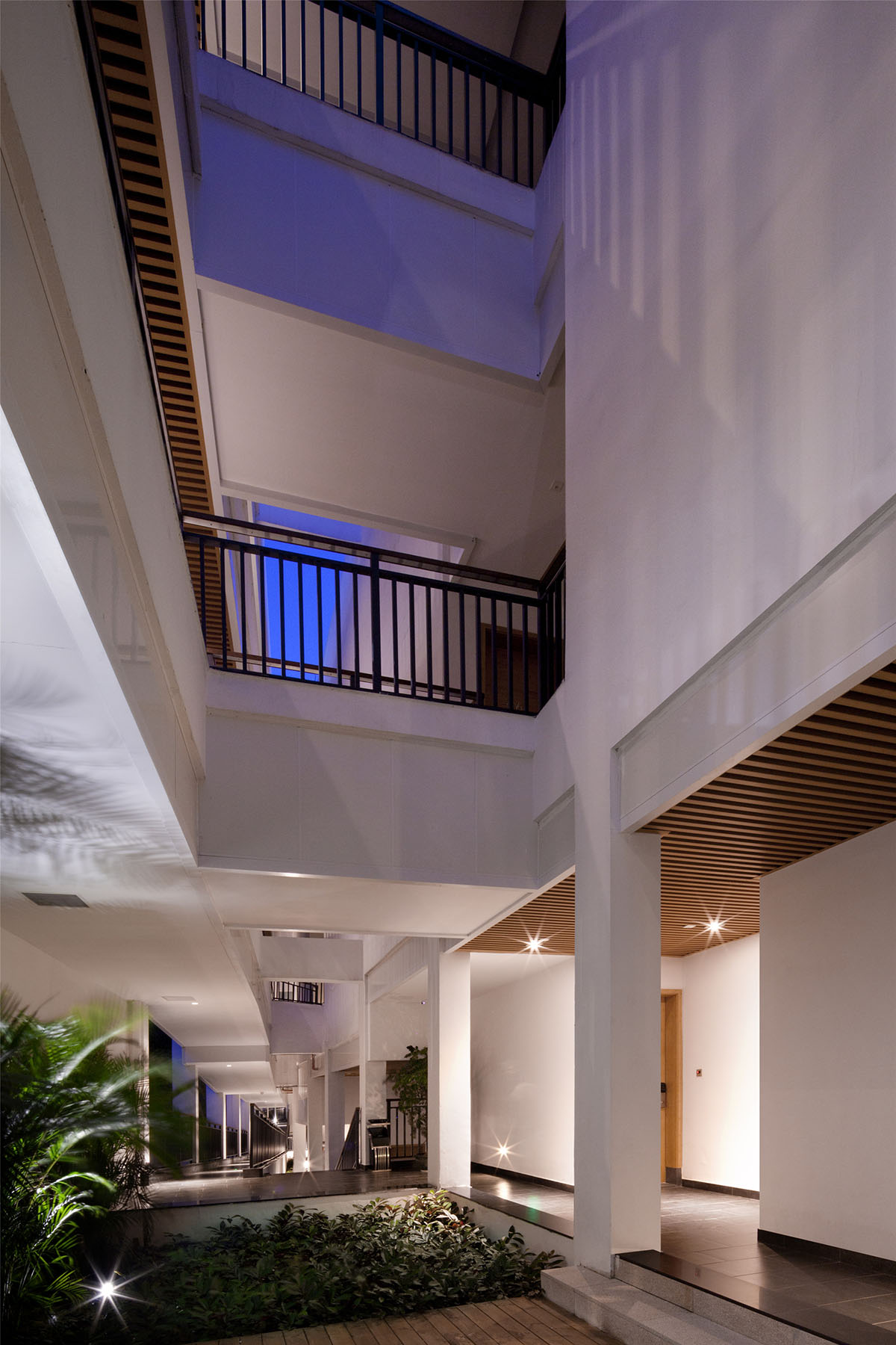 Shenzhen Bay Yacht Club +White Sail Hotel creates an interlocking facade by Shenzhen Rongor Design