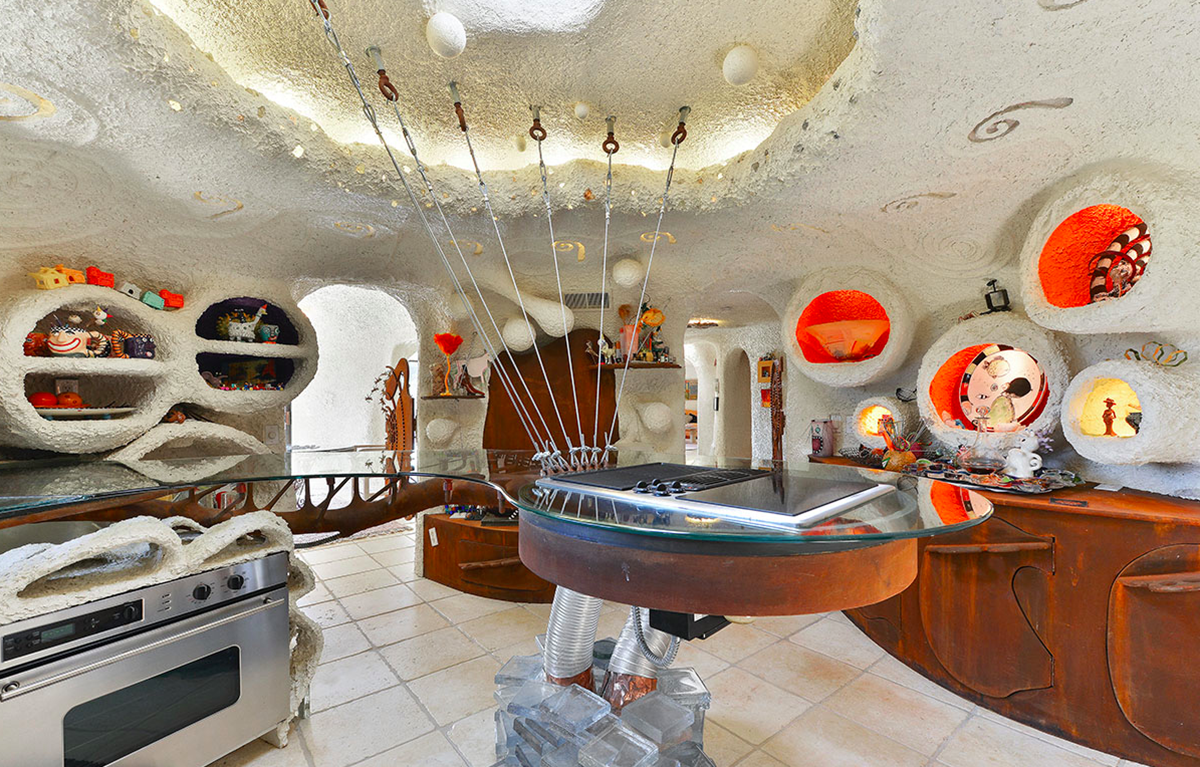 The Iconic Flintstone House’s price goes down $585,000 on the market, still searching its own buyer