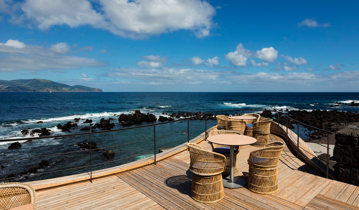 A Cella Bar organically attached to the existing building designed by FCC Arquitectura+Paulo Lobo