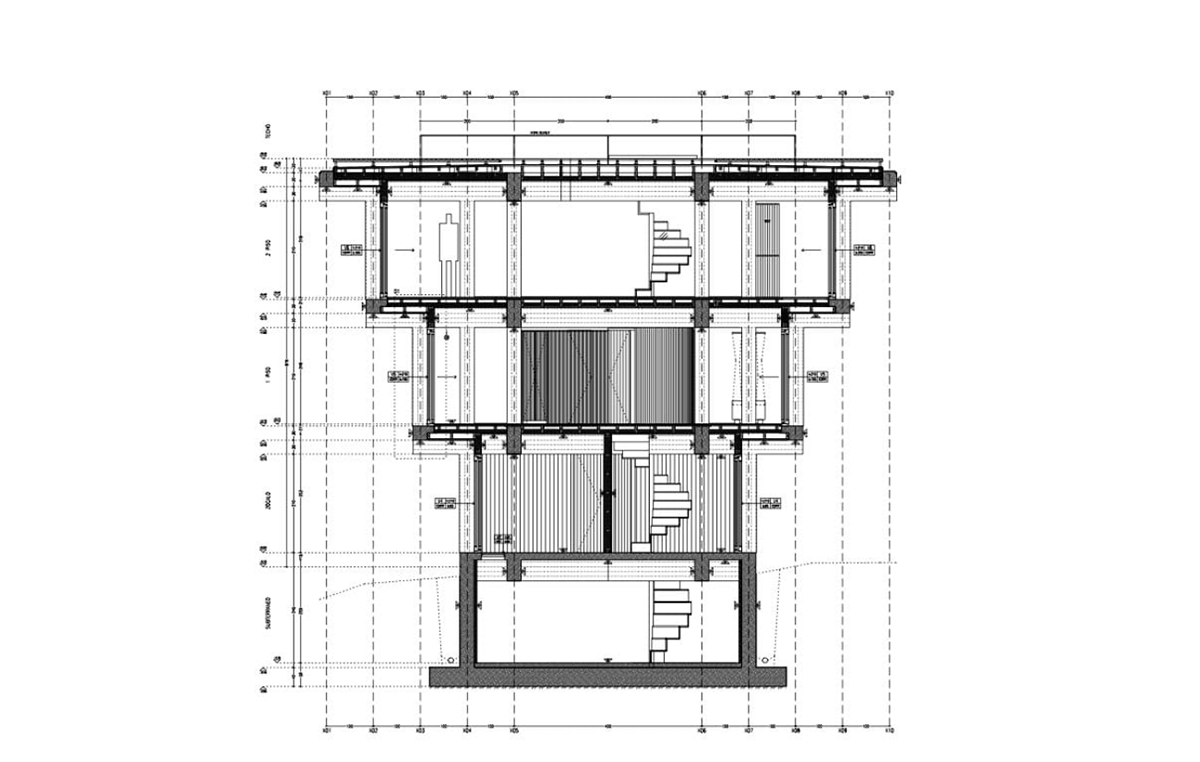 Chilean house comprises concentric and non-directional structure wrapped by four rigid frames
