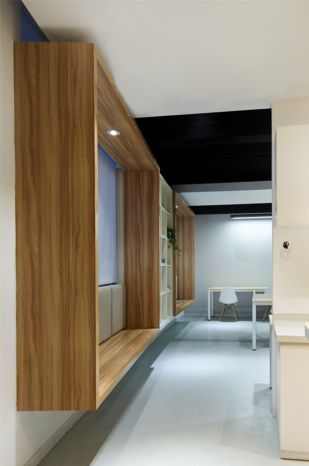 Muxin Design completed Intoo Office in China creating monochromatic style for the IT company