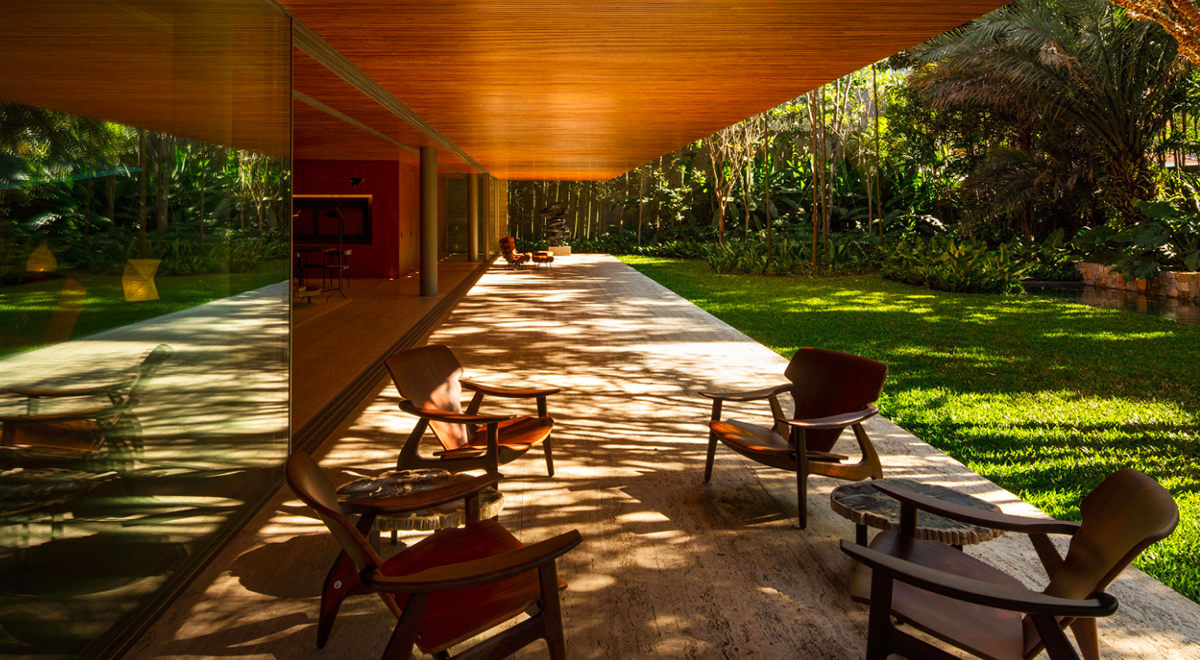 A 25,50 metre-long ramp creates smooth transition between rooms in the Studio MK27’s Ramp House