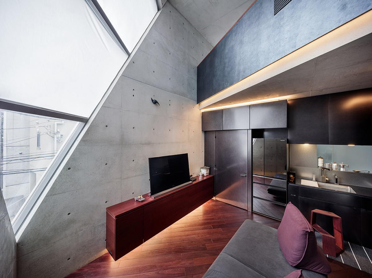 This ill-shaped house was made up of a 100% recyclable concrete in Tokyo by TEKUTO