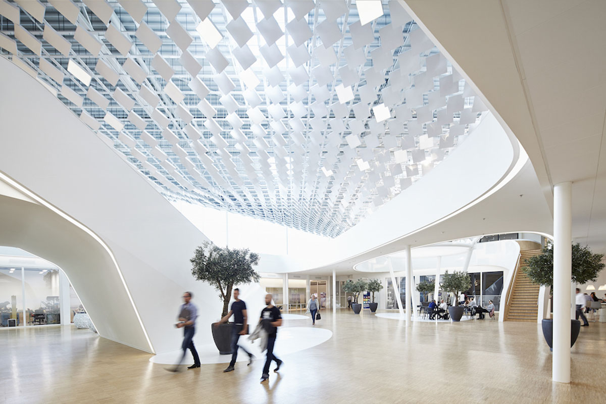 LAVA sets a parametric tree in the Philips Lighting Headquarters by adding intelligent lights