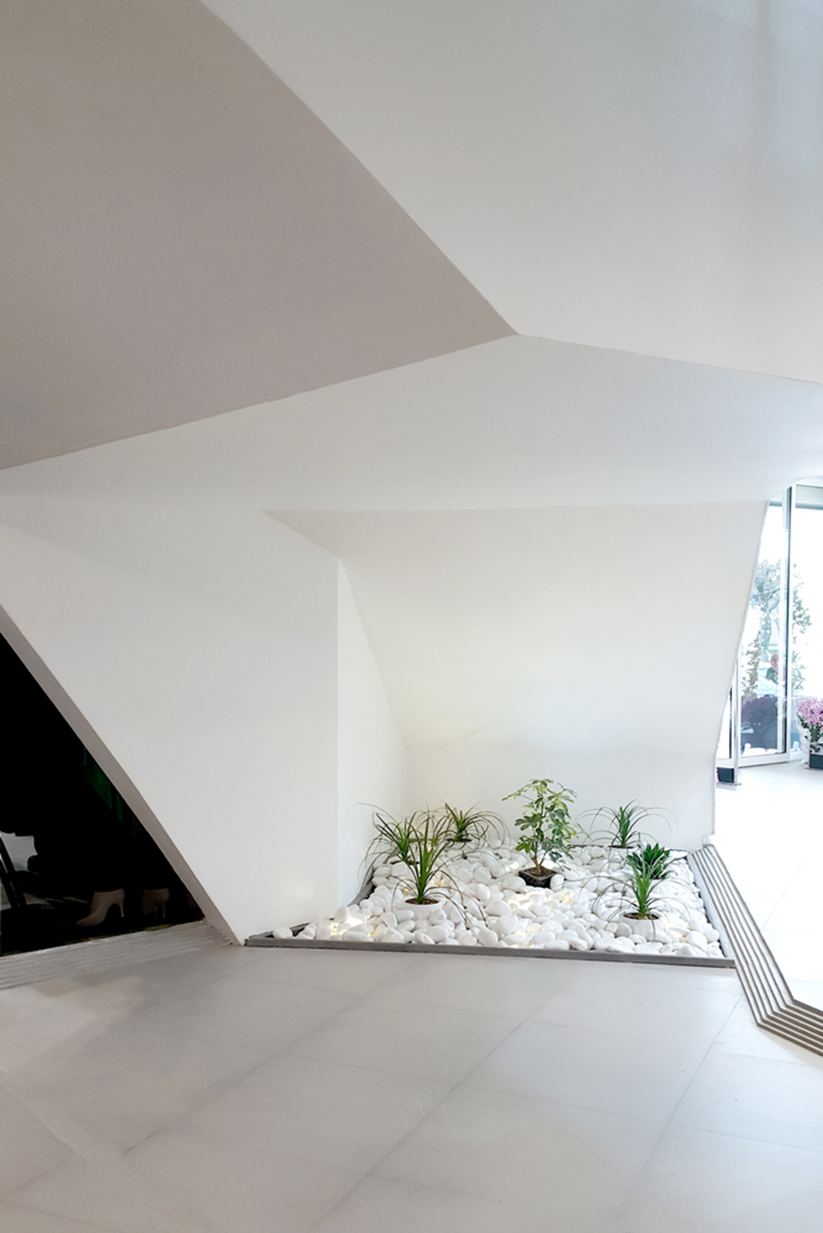 Harmonic Trend [L] interpreted Persian patterns in nostalgic way in the interior of Maher Store