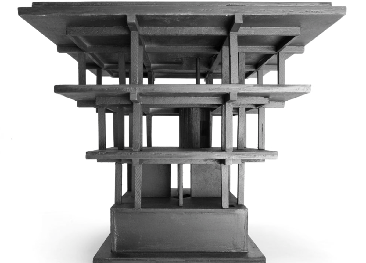 Chilean house comprises concentric and non-directional structure wrapped by four rigid frames