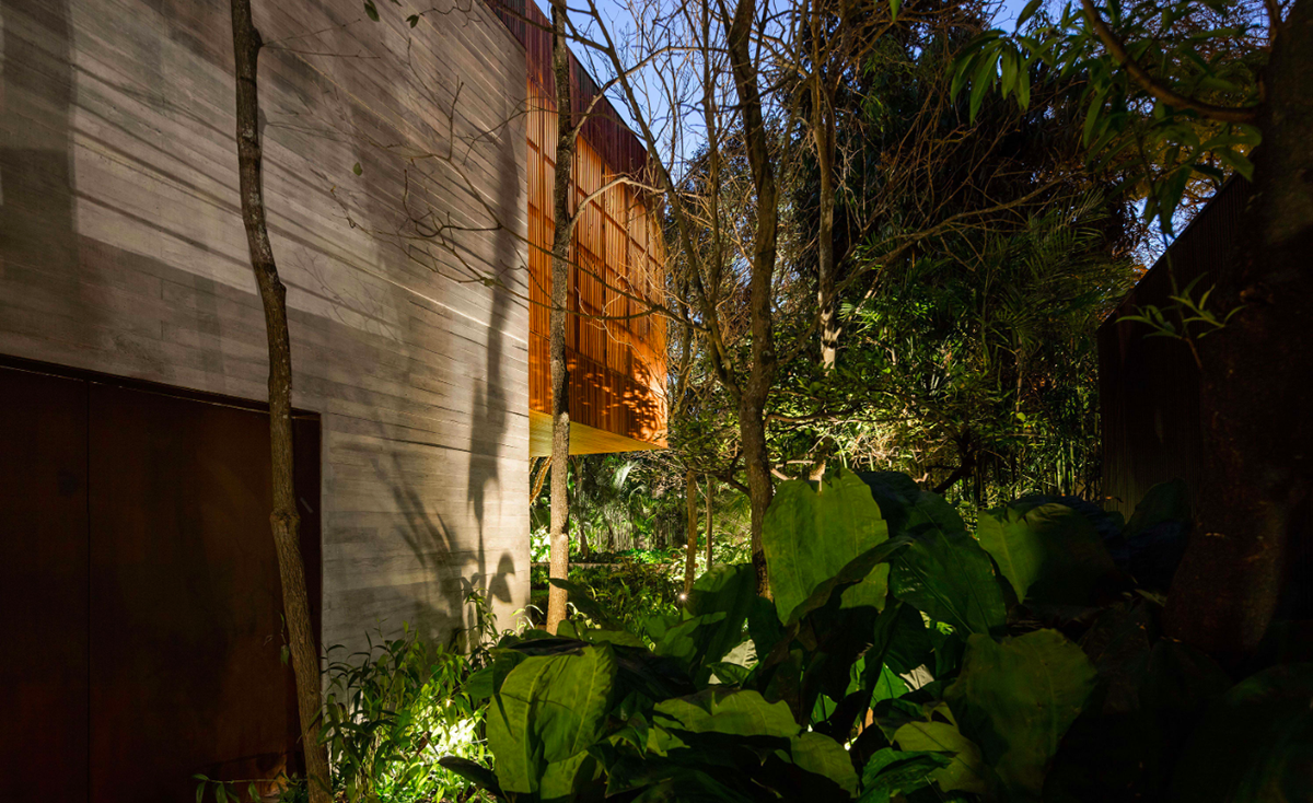 A 25,50 metre-long ramp creates smooth transition between rooms in the Studio MK27’s Ramp House