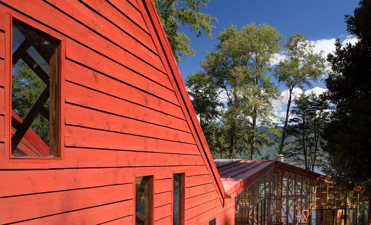 Sebastian Irarrazaval completes snake-shaped 2Y House in Chile’s wild forests