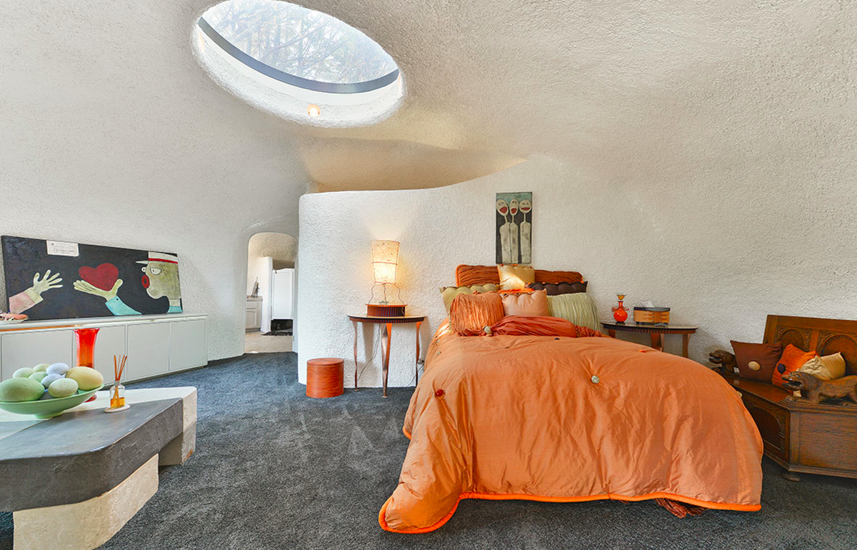 The Iconic Flintstone House’s price goes down $585,000 on the market, still searching its own buyer