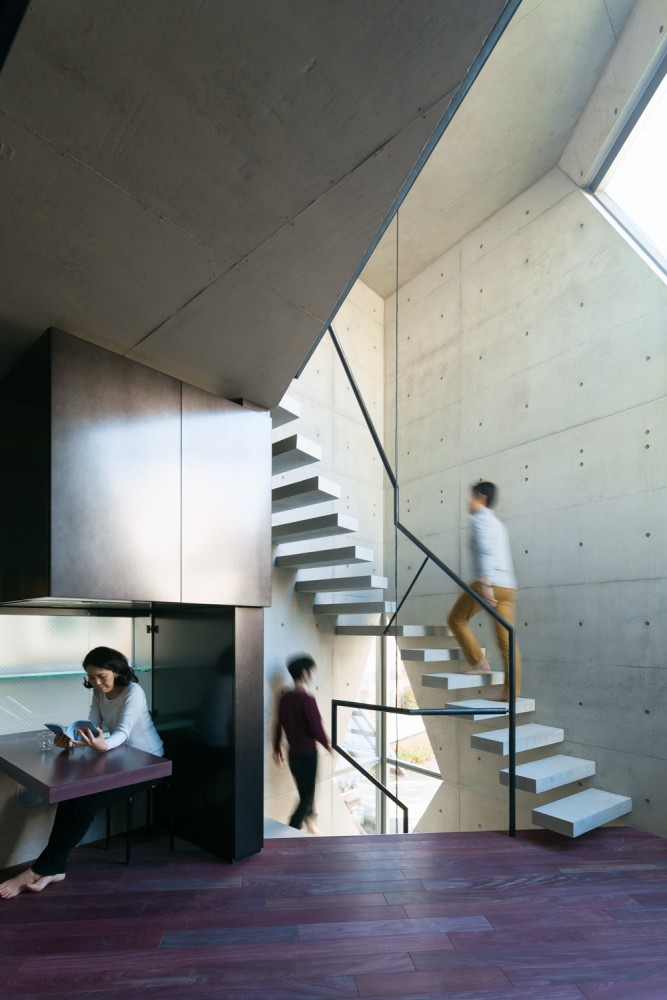 This ill-shaped house was made up of a 100% recyclable concrete in Tokyo by TEKUTO