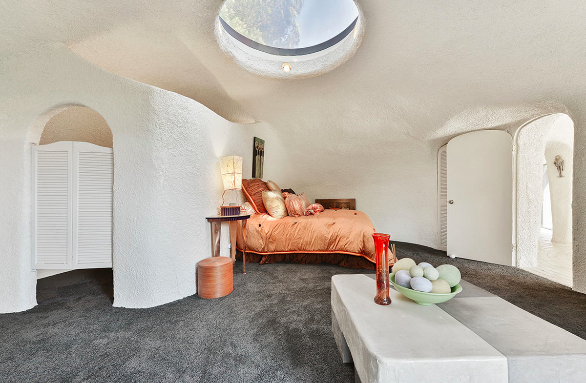 The Iconic Flintstone House’s price goes down $585,000 on the market, still searching its own buyer