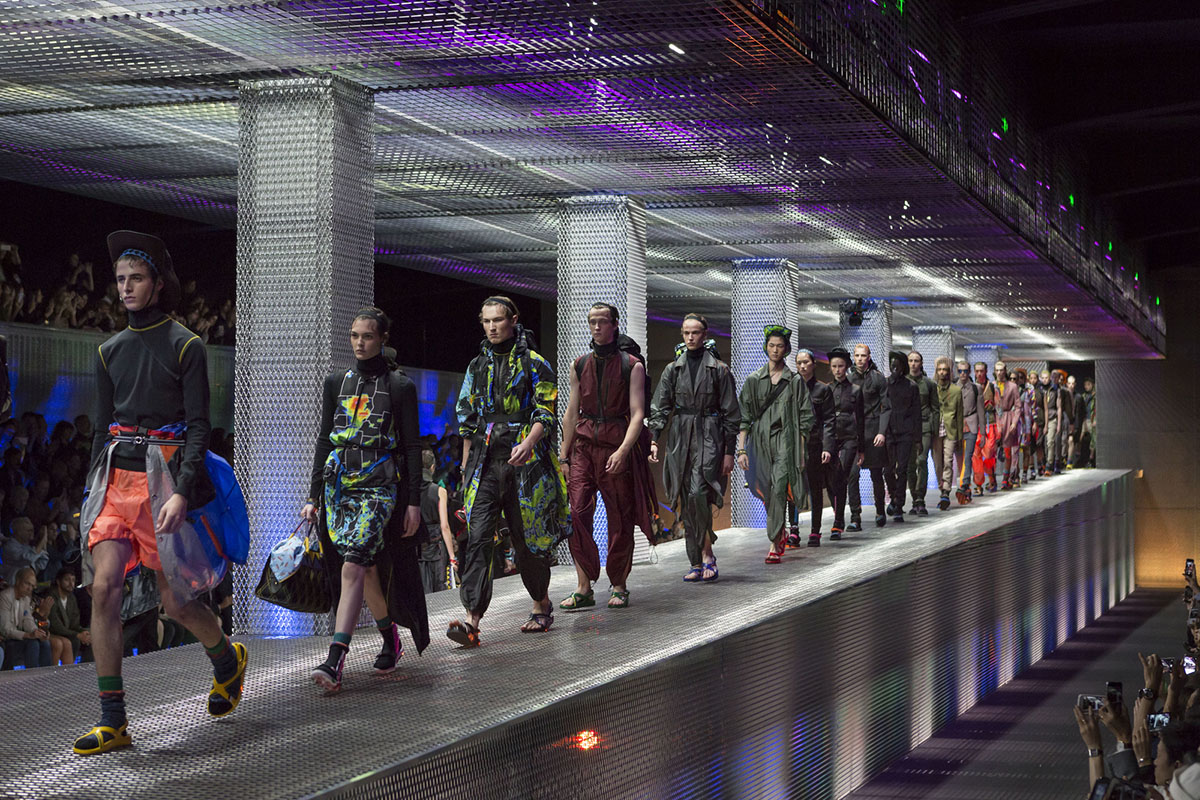 AMO sets linear metallic-coloured ramp for 2017 SS Prada Men&rsquo;s and Women&rsquo;s Show