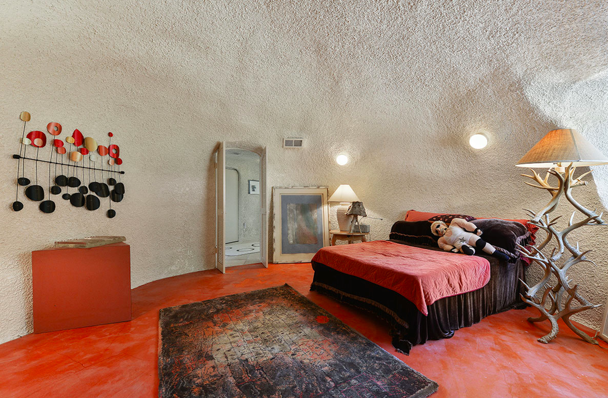 The Iconic Flintstone House’s price goes down $585,000 on the market, still searching its own buyer
