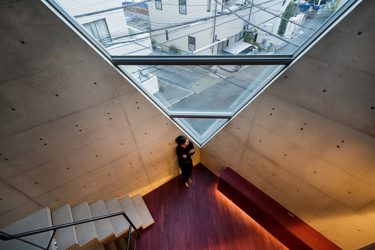 This ill-shaped house was made up of a 100% recyclable concrete in Tokyo by TEKUTO