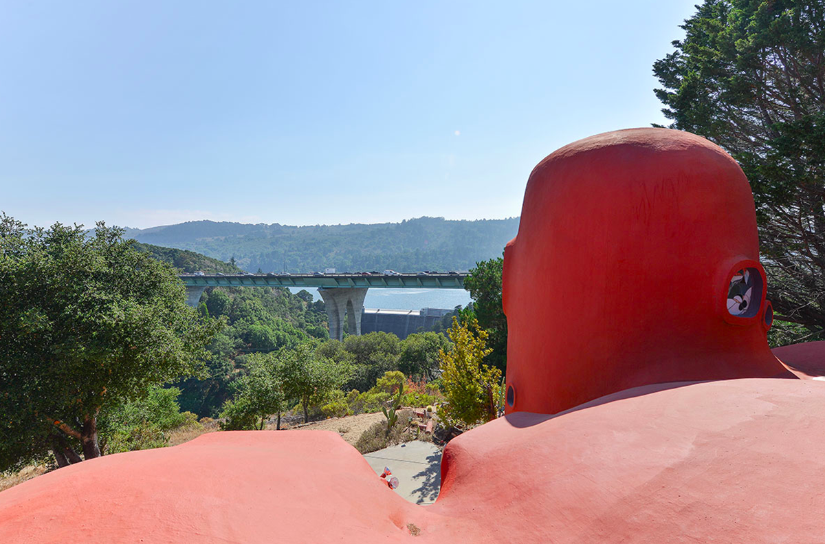The Iconic Flintstone House’s price goes down $585,000 on the market, still searching its own buyer