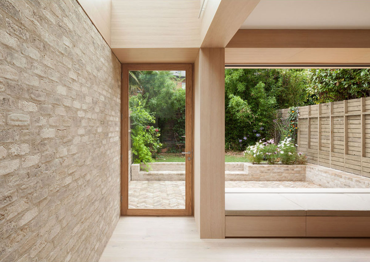Erbar Mattes renovates London’s old house by using soft tones of brick and wood materials