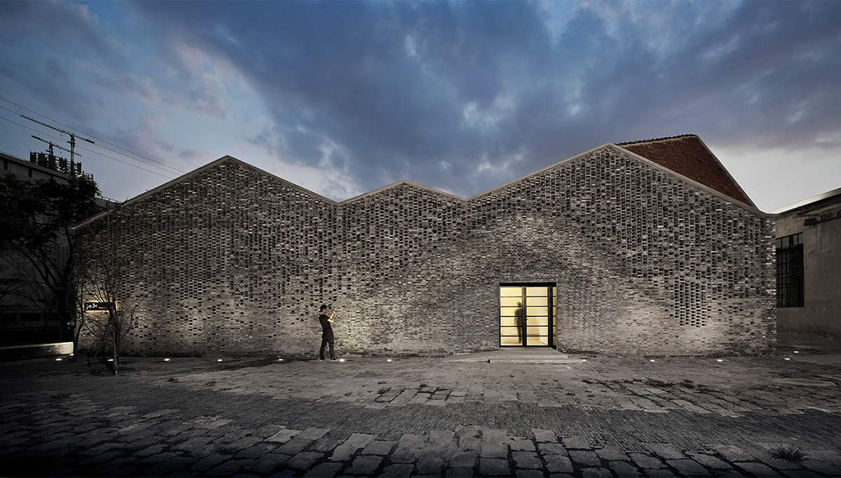 ARCHI-UNION ARCHITECTS USES ROBOTIC MASONRY FABRICATION TECHNIQUE TO THE FACADE OF CHI SHE GALLERY