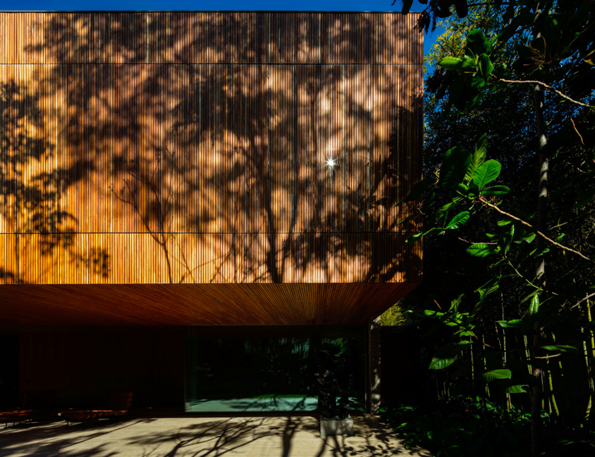 A 25,50 metre-long ramp creates smooth transition between rooms in the Studio MK27’s Ramp House