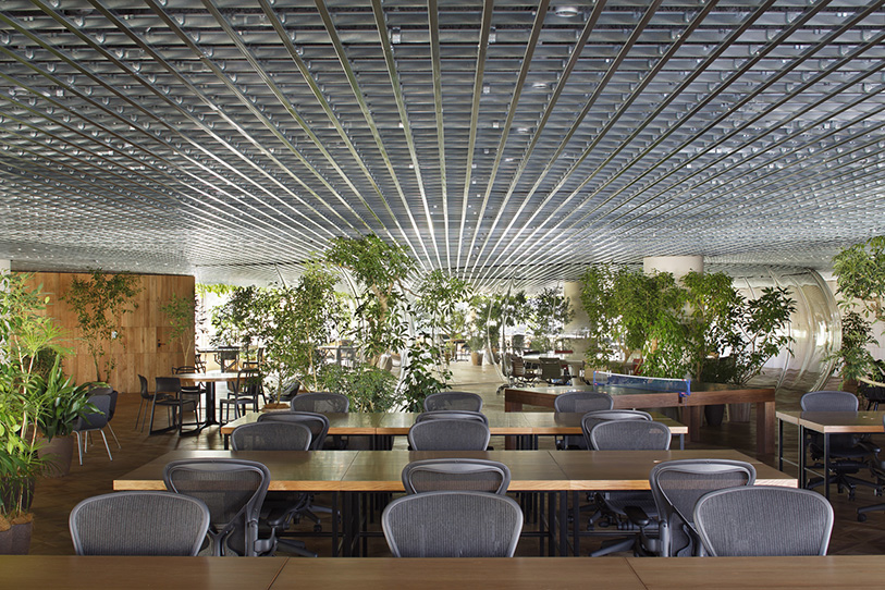 Hiroshi Nakamura & NAP completed a bulbous-formed Start Today Tokyo Office with green infill