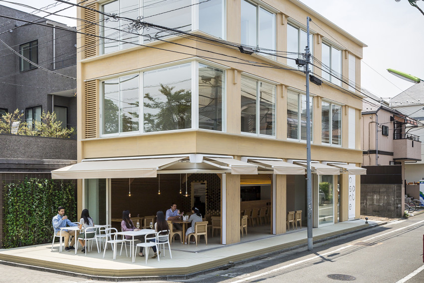 Shigeru Ban Architects combines Vin Sante restaurant with N House at the prominent corner of Tokyo